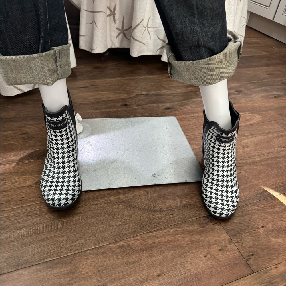 Stylish Black and White Houndstooth Ankle Boots. London Fog size 7